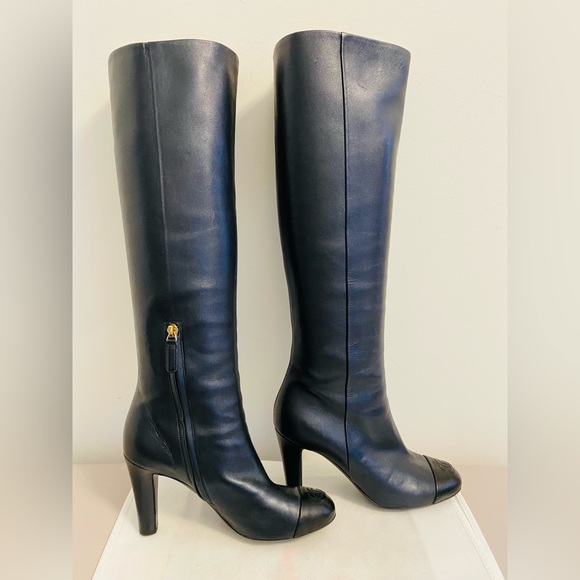 Authentic Chanel leather boots - Picture 5 of 13